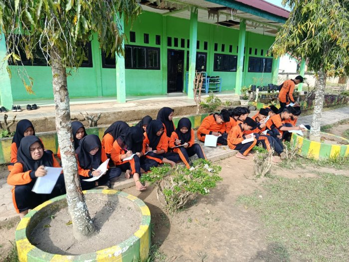 Belajar di Alam, Siswa Kelas VII B MTsN 8 Bungo Mengenal Organisme Lichen Secara Langsung