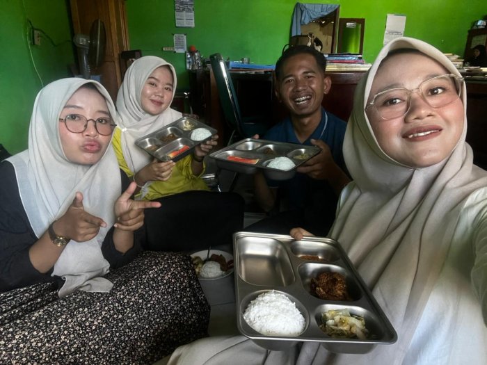 Guru MTsN 8 Bungo Turut Menjadi Penerima MBG, Wujud Syukur dan Kepedulian Bersama Guru MTsN 8 Bungo Turut Menjadi Penerima MBG, Wujud Syukur dan Kepedulian Bersama