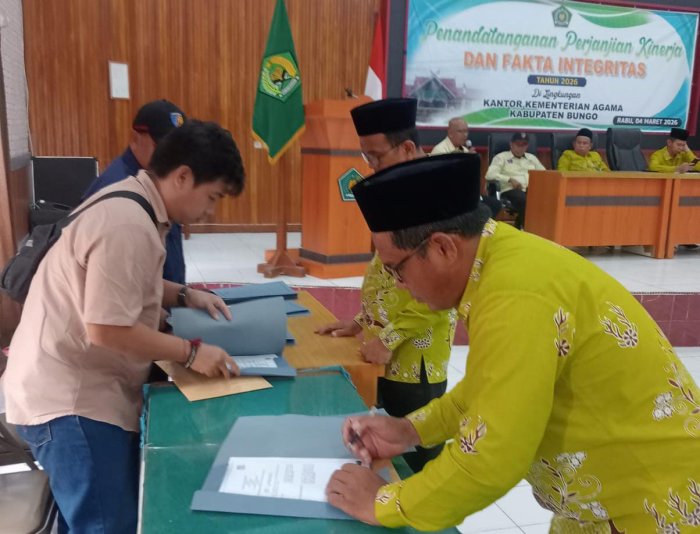 Kepala MTsN 8 Bungo Hadiri Penandatanganan Perjanjian Kinerja dan Fakta Integritas di Aula Kemenag Bungo