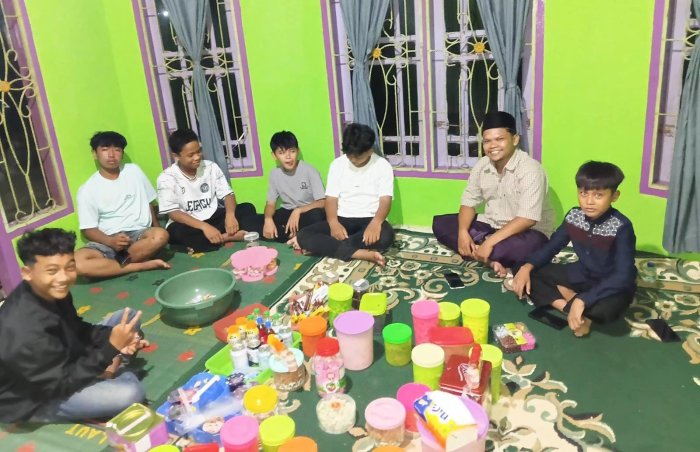 Hangatnya Silaturahmi Lebaran, Siswa Kelas VII C MTsN 8 Bungo Gelar Halal Bihalal ke Rumah Majelis Guru