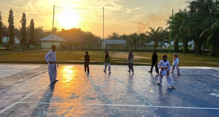 Latihan Karate MTsN 8 Bungo Semakin Bersemangat Bersama Alumni Berprestasi Zidane Alan Muzaki