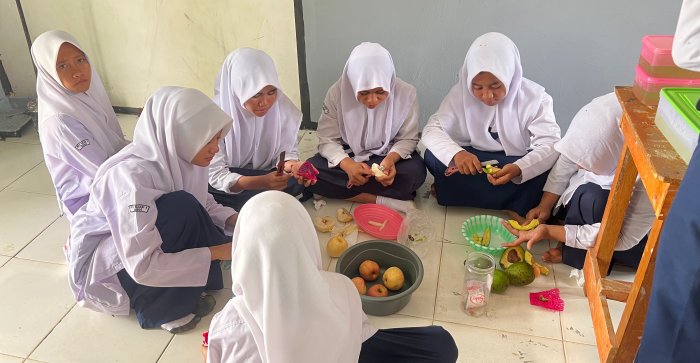 Prajtikum IPA Makanan dan nutrisi kelas VIII C membuat es buah segar