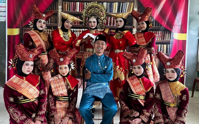 Penari Sanggar Tari MTsN 8 Bungo Meriahkan Haflatul Wada Angkatan XXI dengan Tari Pasambahan Minangkabau