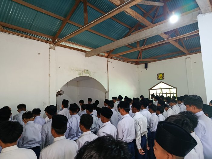 Sholat Dzuhur Berjamaah Penuh Khidmat di 15 Syaban 1447 H, MTsN 8 Bungo Tanamkan Spirit Ibadah dan Kebersamaan
