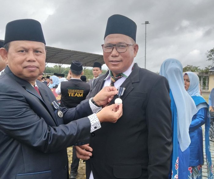 Kepala MTsN 8 Bungo Terima Penghargaan Satyalancana Karya Satya 20 Tahun