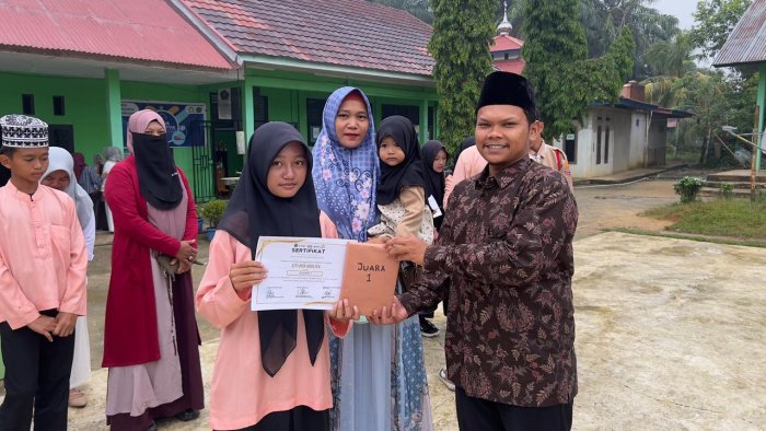Siti Nur Kholiva Pertahankan Juara 1 di Kelas VII C: Ketekunan dan Disiplin Jadi Kunci Kesuksesan Siti Nur Kholiva Pertahankan Juara 1 di Kelas VII C: Ketekunan dan Disiplin Jadi Kunci Kesuksesan