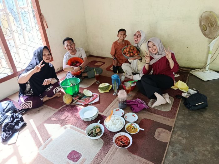 Pererat Silaturahmi, Guru MTsN 8 Bungo Kunjungi Kediaman Rekan Sejawat di Dusun Tanjung Agung