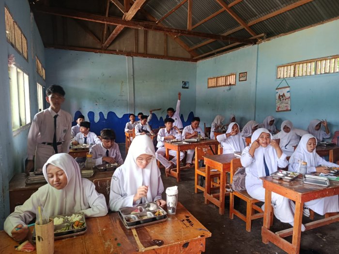 Hari Ketiga Program MBG di MTsN 8 Bungo Berjalan Lancar, Siswa Nikmati Menu Bergizi dan Sehat