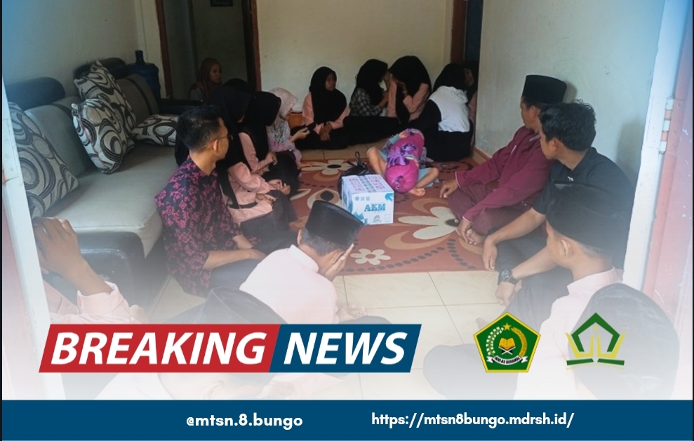 TANAMKAN JIWA SOSIAL: WALI KELAS 7A MTSN 8 BUNGO AJAK SISWANYA MENJENGUK REKANNYA YANG SAKIT